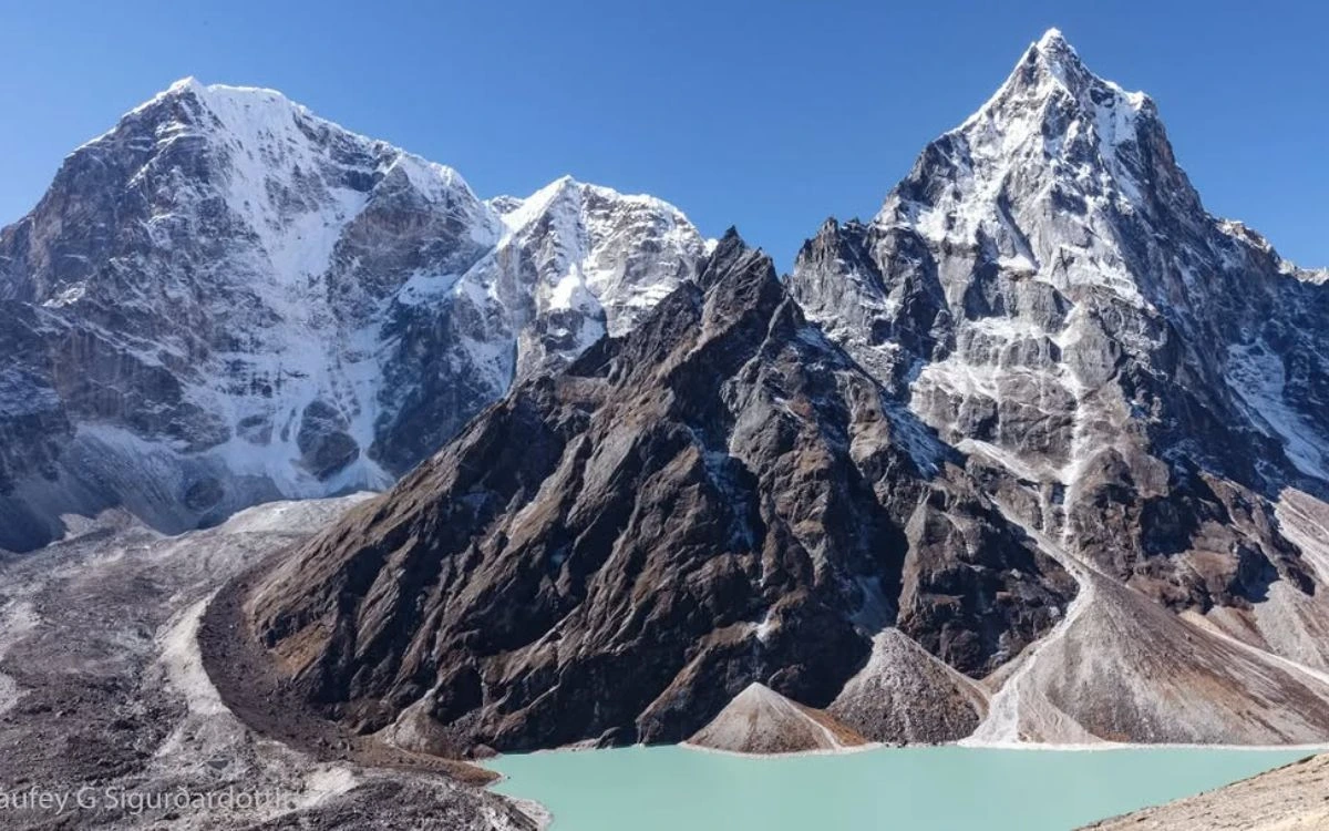 Cholatse peak with turquoise glacial lake in Khumbu, Nepal