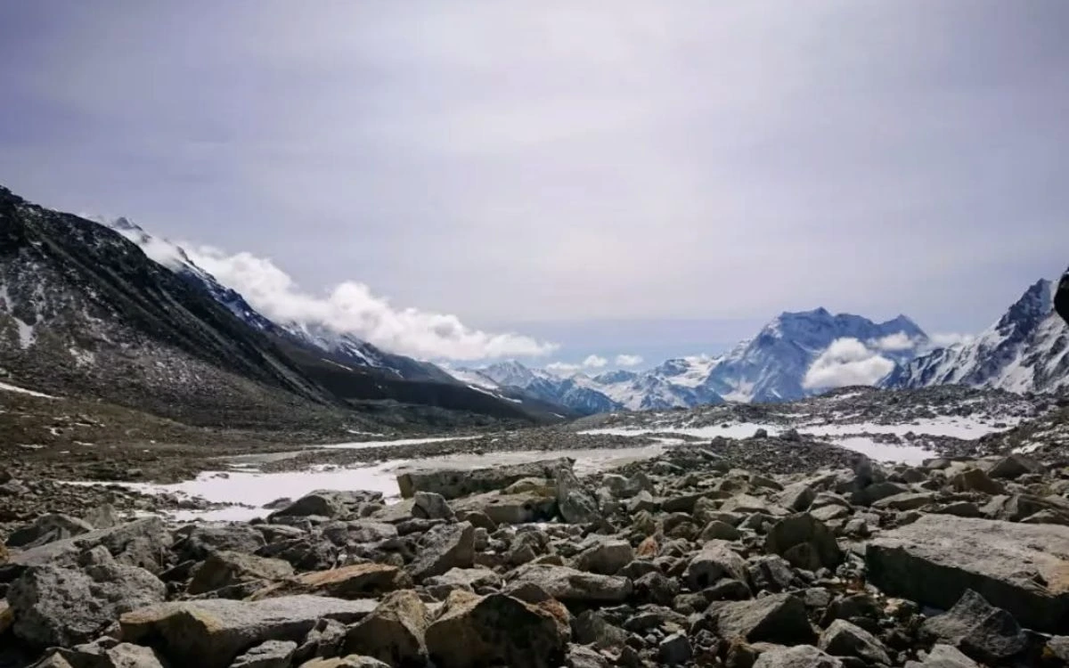 Rocky glacial approach to Larkya La Pass on the Manaslu Circuit