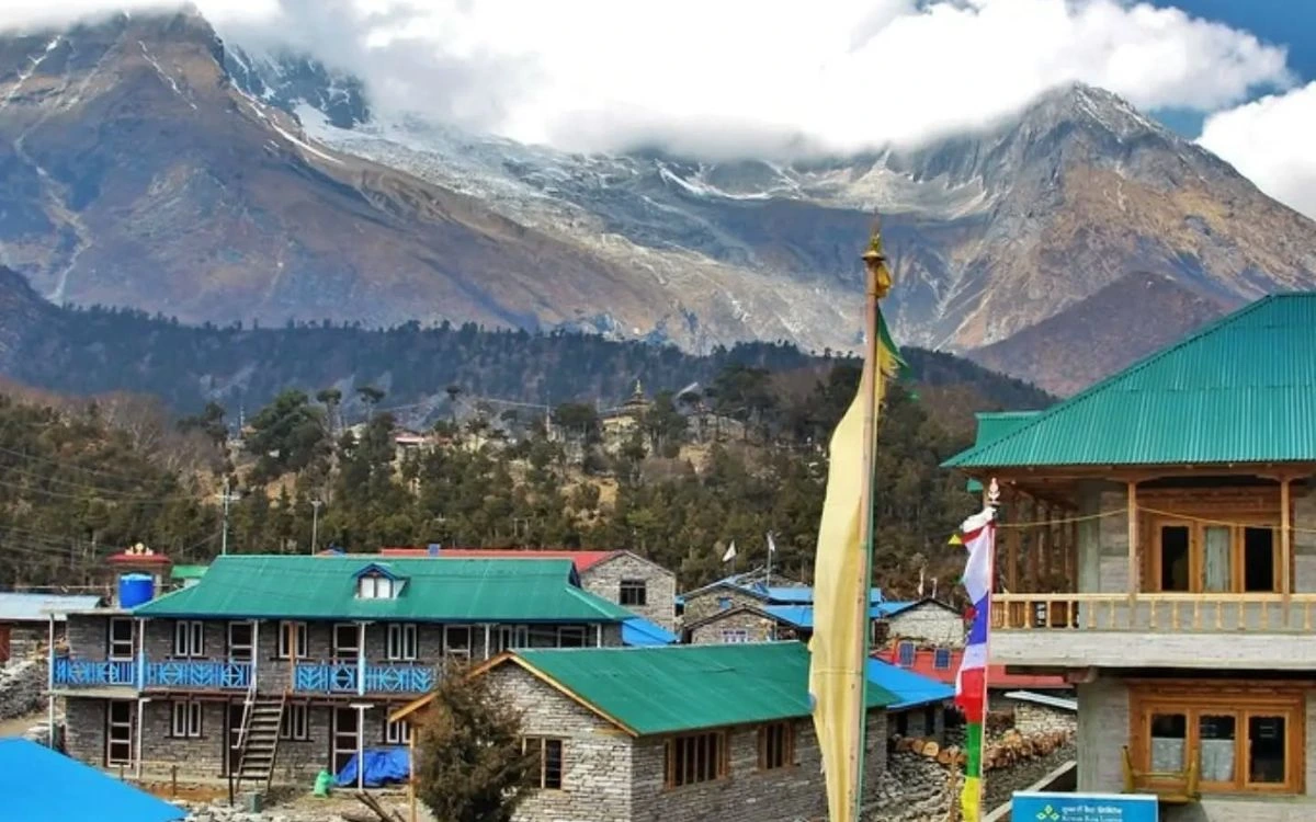 Samagaun village lodges below Himalayan peaks on the Manaslu Circuit