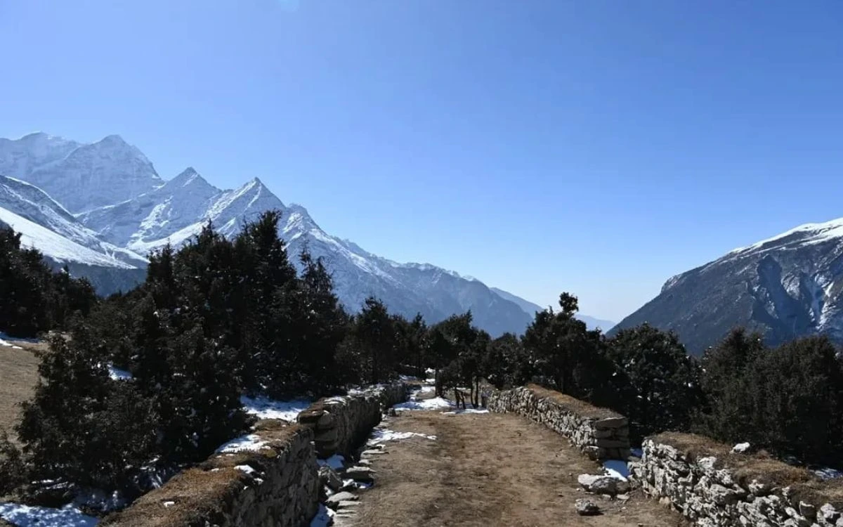 Stone-walled trail near Syangboche on the way to Hotel Everest View
