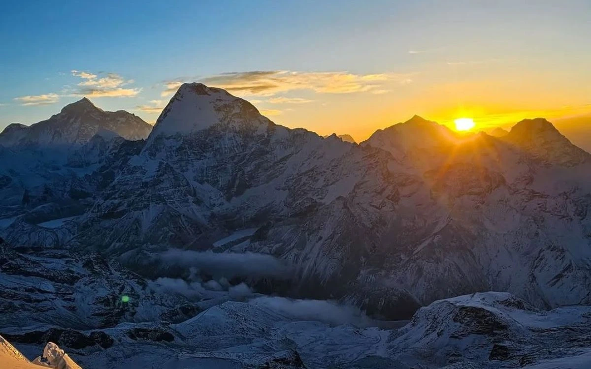 Sunrise over Everest and Himalayan peaks seen from Mera Peak