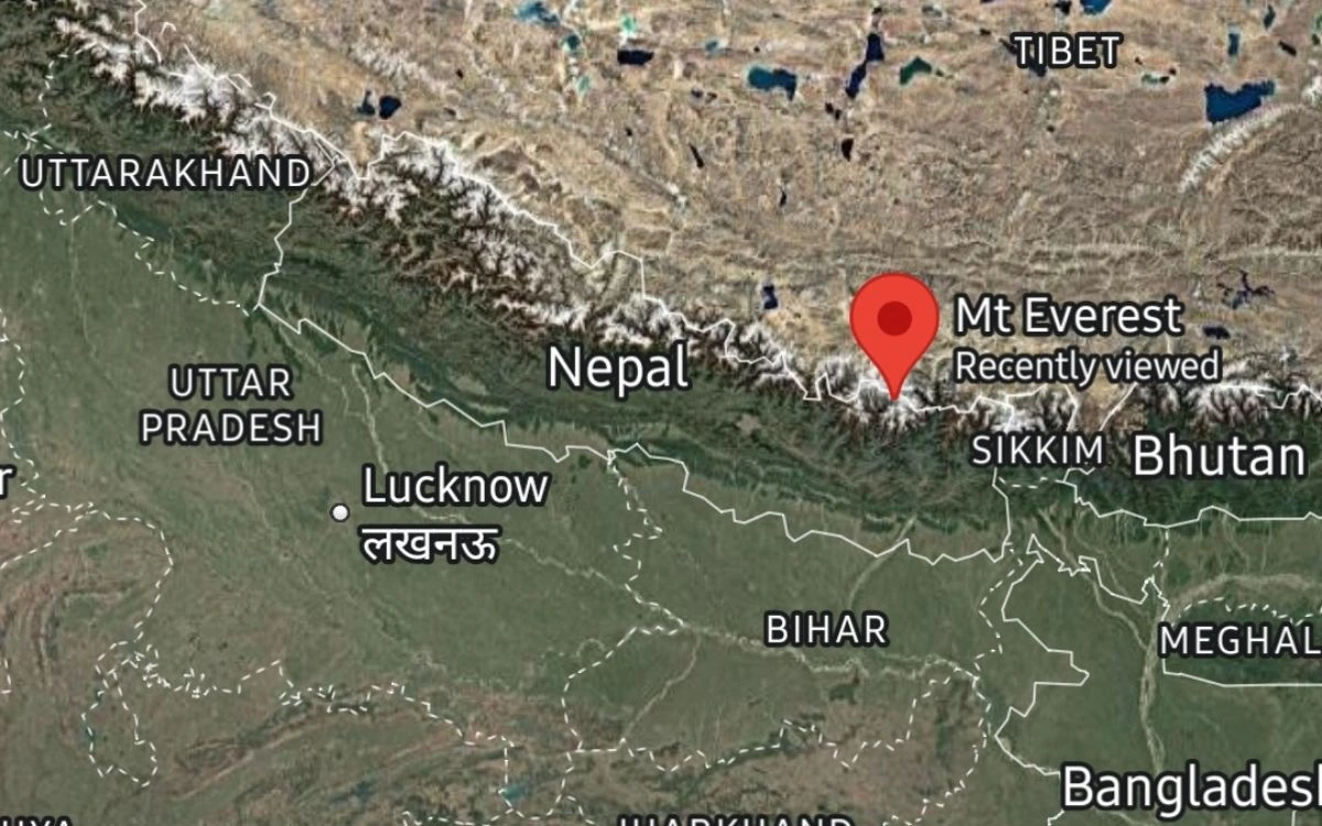 Satellite map showing Nepal's location between India and Tibet with a pin marking Mount Everest