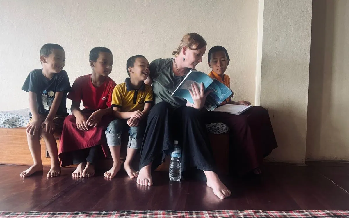 Volunteer reading to local children in Nepal