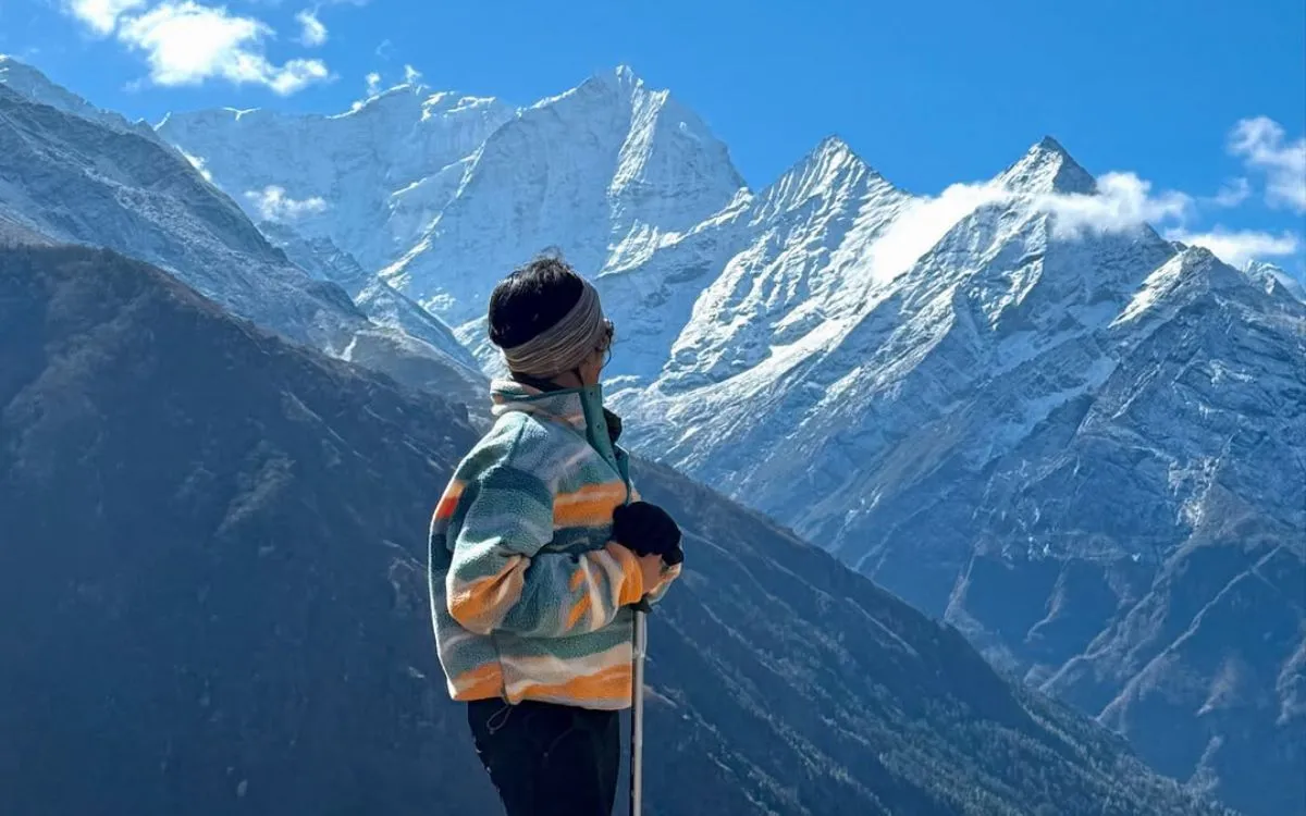 women looking mountains in nepal
